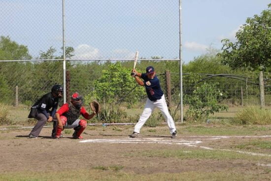 Juegan ‘semis’ en softbol