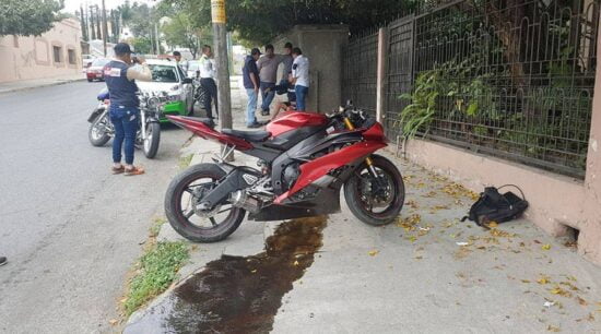 Motociclista derrapa tras enredarse con cable