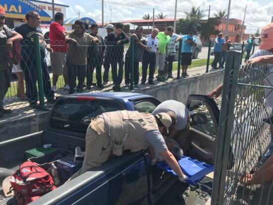 Conductor se sintió mal y termina dentro de un canal