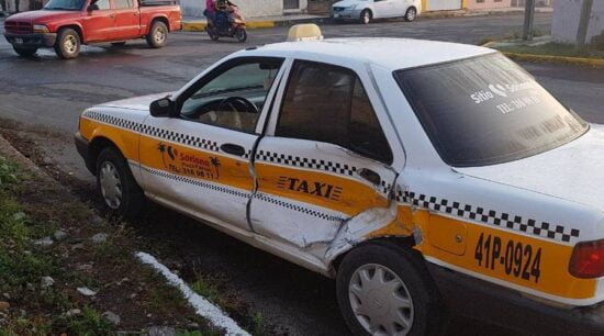 Taxista ignora alto y choca