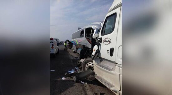 Fatal choque entre autobús y tráiler