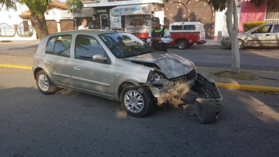 Estampa vehículo atrás de microbús