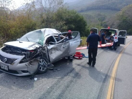 Choque entre un tráiler y un carro deja tres personas lesionadas
