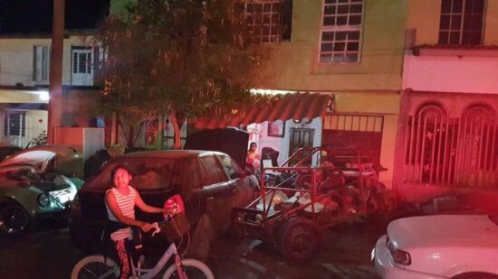 Hace ‘chuza’ y carro le cae encima a mecánico