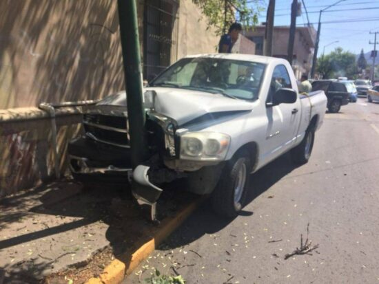 Percance vehicular deja persona hospitalizada