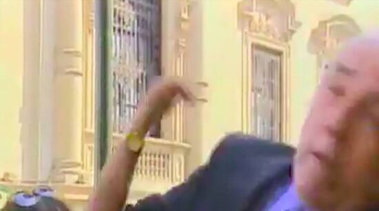 Cachetean a legislador durante entrevista
