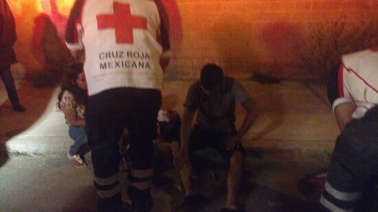 Esquivan perro y caen al suelo
