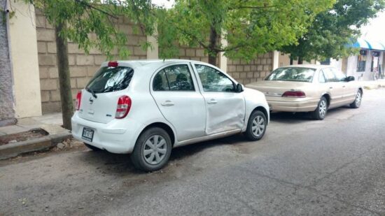 Olvida hacer alto y colisiona