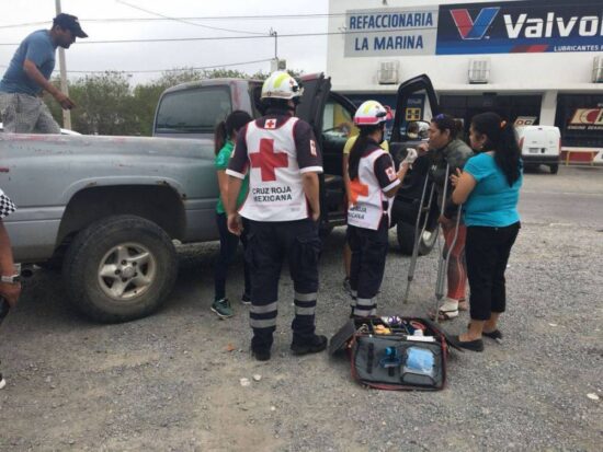 Choque en eje vial deja mujer lesionada