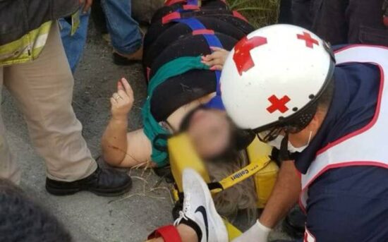 Muere mujer en volcadura