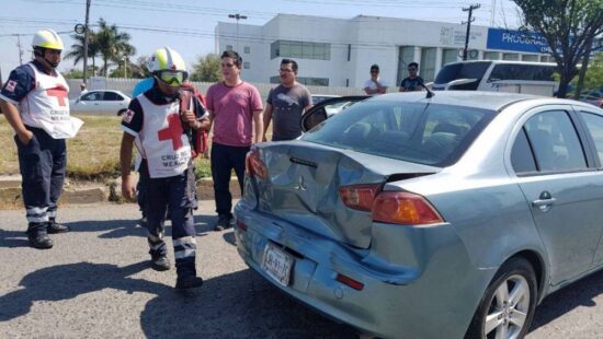 Autobús impacta a auto compacto