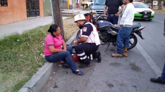 Camioneta impacta a motociclistas