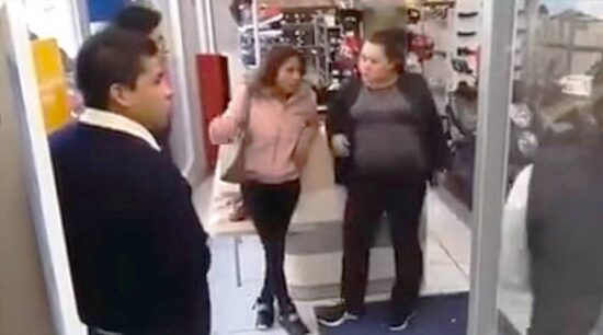 Las sorprenden robando y se fugan con patada voladora
