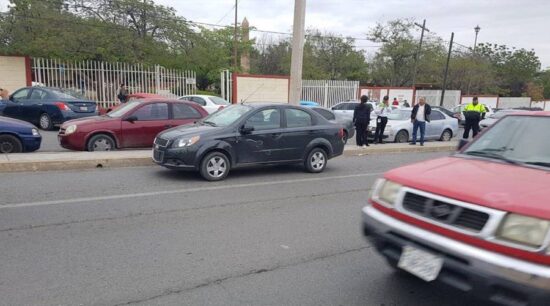Microbús se estrella contra vehículo