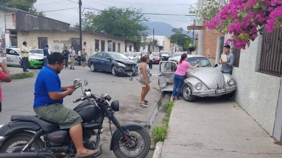 Avientan a vochito contra la banqueta