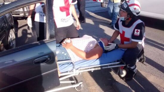 Impacta patrulla a un auto; lesiona a mujer