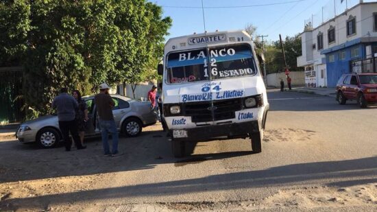 Impacta automóvil contra un microbús