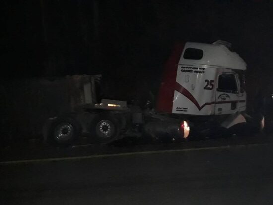 Trailero se accidenta