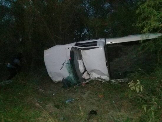 Muere en volcadura