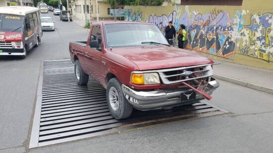 Reversea y le pega a troca