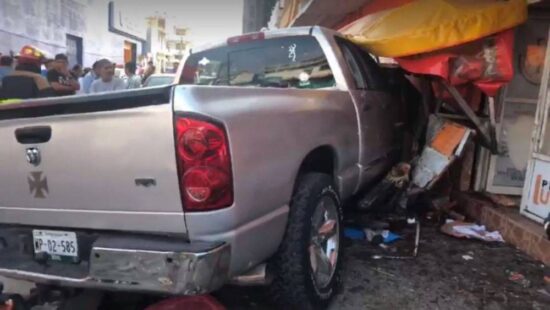 Camioneta embiste puesto de comida