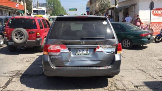 Se impacta contra camioneta
