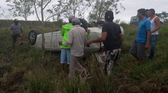 Abandonan camioneta que volcó en San Fernando