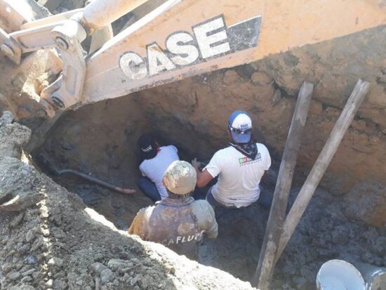 Queda atrapado entre toneladas de tierra