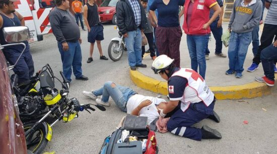 Motociclista resulta con probable fractura