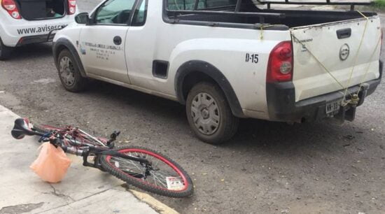 Ciclista resulta herido al impactar con camioneta