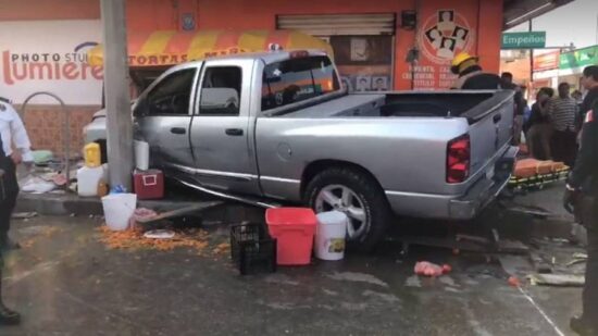 Impacta un puesto de tacos y mata a clientes