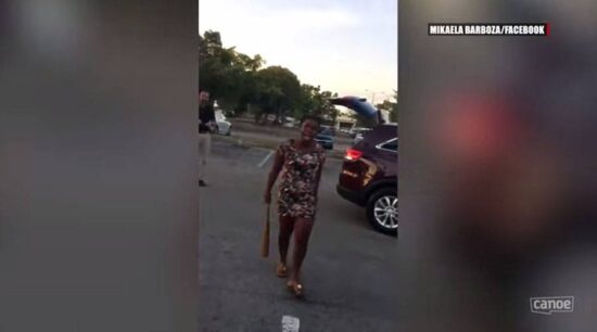 Mujeres atacan a su hermana con un bate