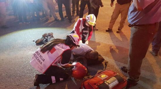Motociclista queda inconsciente por chocar con taxi
