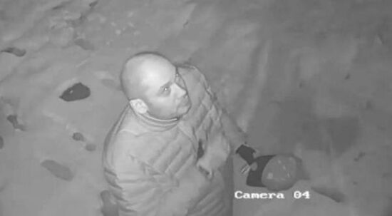 Ladrón se persigna tres veces antes de robar tienda