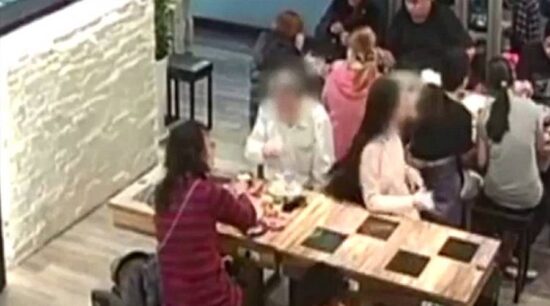 Hombre arroja sopa caliente al rostro a una mujer