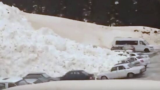 Avalancha de nieve devora vehículos