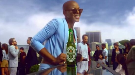 Acusan de racismo en comercial de cerveza