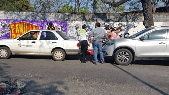 Pareja se estrella con un automóvil