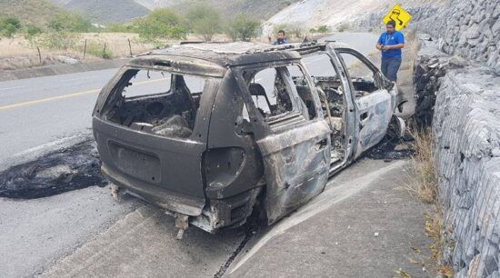 Fuego consume camioneta en la Rumbo Nuevo