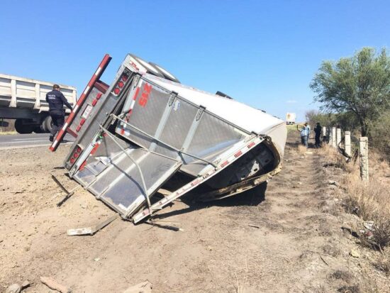 Vuelca tráiler y se salva chofer