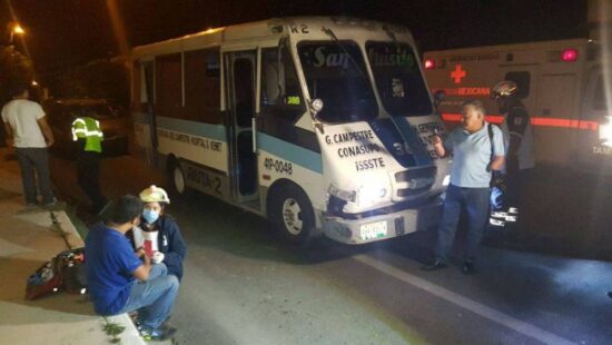 Encontronazo entre micro y taxi