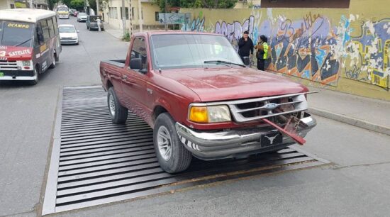 Reversea e impacta camioneta