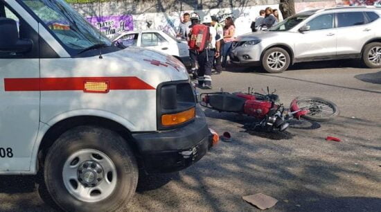 Motociclistas se impactan contra vehículo
