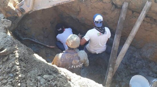 Colapso de drenaje deja empleado atrapado