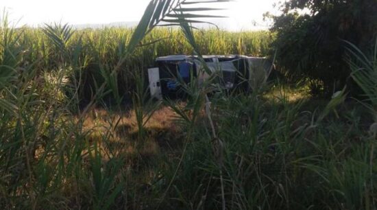 Conductor destroza la camioneta de su empresa