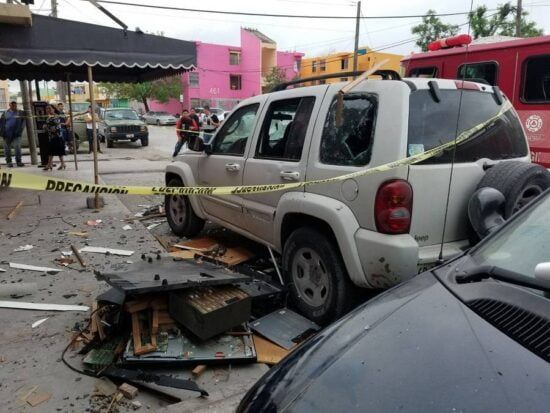 Explota una vivienda, matrimonio sale herido