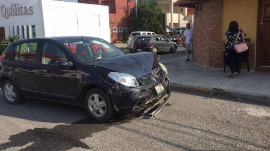 Ignora alto y provoca percance vehicular