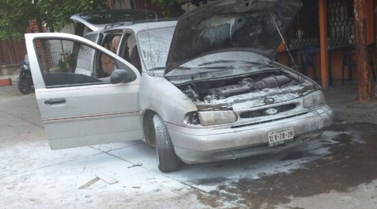 Incendio de camioneta deja pérdidas materiales