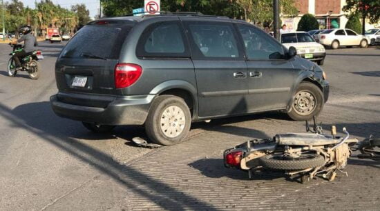 Motociclista se lesiona por chocar con camioneta