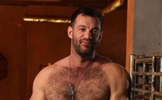 Descubren que su profesor… ¡es actor porno!